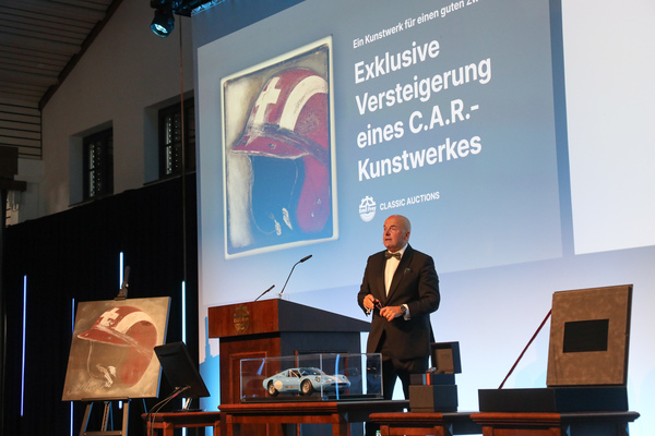 Das Gemälde mit dem Jo-Siffert-Helm wird von Christof Reutlinger für einen guten Zweck versteigert - Emil Frey Classic/Youngtimer & Motorcycle Auktion 2025
