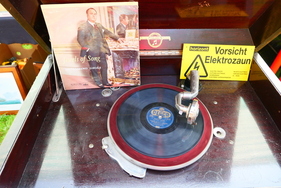 Das Grammophon spielte uns manches schöne Stück. – Bockhorner Oldtimermarkt 2025