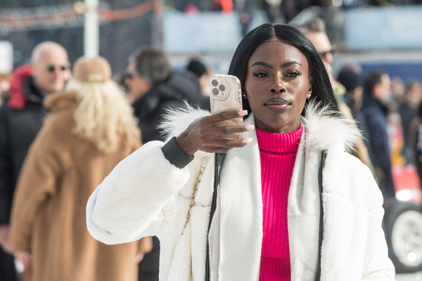 Das Handy immer im Anschlag - The I.C.E. St. Moritz 2025