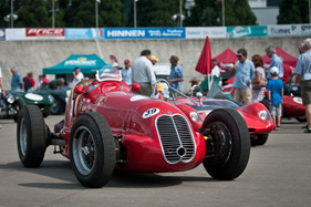 Das Innenfeld des Ovals wird zum historischen Fahrzeugmuseum – Hier der Maserati 6CM (1939) des Veranstalter Georg Kaufmann – Indianapolis in Oerlikon 2013 Das Innenfeld des Ovals wird zum historischen Fahrzeugmuseum – Hier der Maserati 6CM (1939) des Veranstalter Georg Kaufmann – Indianapolis in Oerlikon 2013