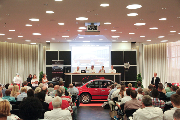 There was great interest in the BMW 635 CSI from 1986 - Auction of the classic car gallery at the Dolder Grand Hotel 2017