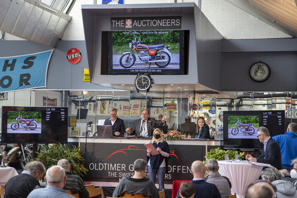 Das Interesse an den kleinen Motorrädern ist nicht sehr gross - Versteigerung der Oldtimer Galerie Toffen vom 17. Oktober 2020