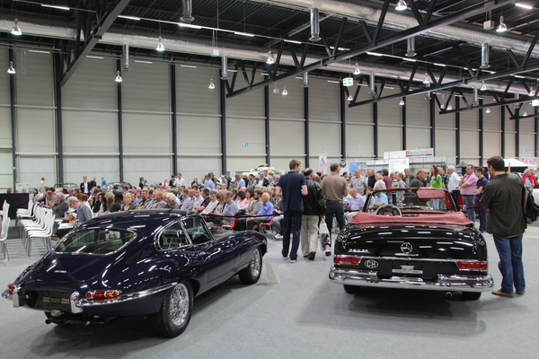 Bild Das Interesse an der Versteigerung war gross, Jaguar und Mercedes wurden aber nicht verkauft  - Versteigerung Galerie Fischer Classic Car anlässlich der Swiss Classic World in Luzern am 28. Mai 2016