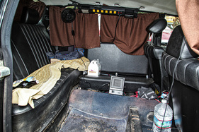 Das Interieur präsentiert sich indes im vollständig holzfreien Chaosparty-Look. (2023)