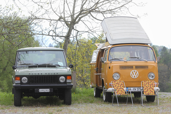 Das Klassikerhobby kennt viele Facetter - links ein früher Range Rover, rechts ein VW Bus T2 als Camper - Albisgütli Classic Cars & Bikes April 2023