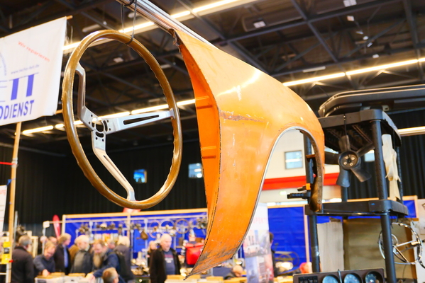 Das Lenkrad dürfte zu einem Opel GT gehören, der Kotflügel an einen Ascona B. Oder ist jemand anderer Meinung? – Bremen Classic Motorshow 2025