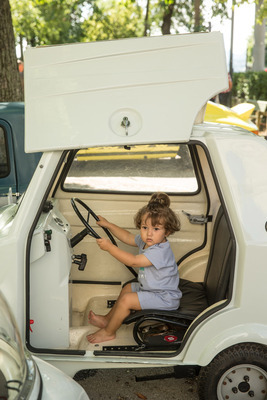 Das Lenkrad ist schon in Reichweite, nur die Pedale sind noch etwas weit weg. Interessant: Faltflügeltür links, konventionell vorn angeschlagene Tür rechts – Zurich Classic Car Award 2024