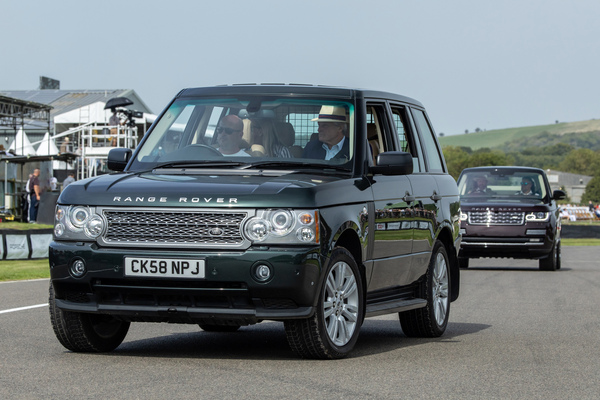 Das Lieblingsfahrzeug von Queen Elisabeth II. ein Range Rover (2009) – an der Goodwood Revival Parade