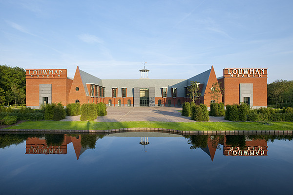 Bild: Das Louwman Museum in Den Haag - Neuzeitliche und trotzdem historisch angehauchte Architektur der Museumsgebäude
