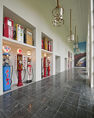 Das Louwman Museum in Den Haag - Überall Utensilien - hier Tanksäulen aus verschiedenen Zeitaltern