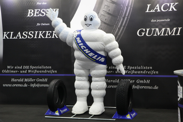 Bild: Das Männlein wirbt für Michelin-Oldtimerreifen - Bremen Classic Motorshow 2020