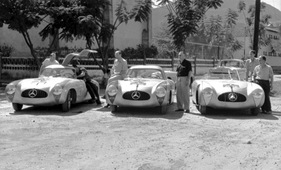 Das Mercedes-Benz 300 SL Rennteam vor der Carrera Panamericana 1952 - (v.l.n.r.) Hermann Lang und Edwin Grupp, Hans Klenk und Karl Kling, John Fitch und Eugene Geiger
