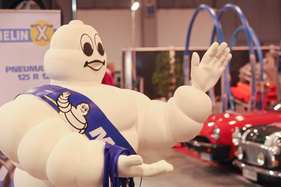 Das Michelin-Männchen begrüsst die Besucher - Auto e Moto d'Epoca Padova 2015