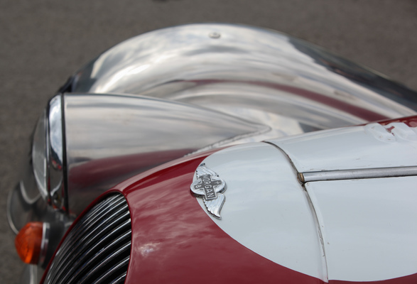 Das Morgan-Zeichen trägt auch der superleichte Morgan Plus 8 mit Alukarosserie - British Car Meeting Mollis 2017