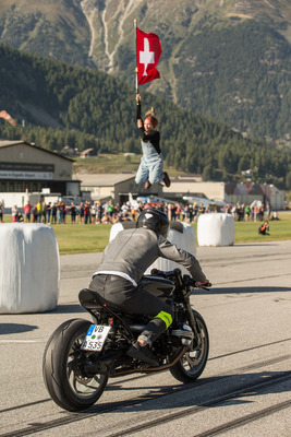 Das Motorrad hat nur einen Reifen, um die Kraft auf den Boden zu bringen - Kilomètre Lancé 2023 Das Motorrad hat nur einen Reifen, um die Kraft auf den Boden zu bringen - Kilomètre Lancé 2023