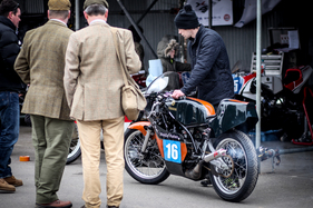 Das Motorrad steht bereits für die Hailwood Trophy - Goodwood Members Meeting 2016