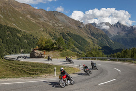 Das Motorradfeld sorgt für ein ganz besonderes Klangkonzert - Bergrennen Bernina Gran Turismo 2021