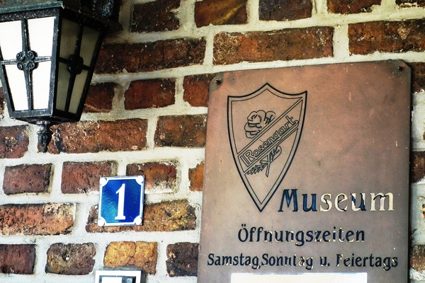 Das Museum macht auch aussen einen historischen Eindruck - Rosengart-Museum in Bedburg-Rath