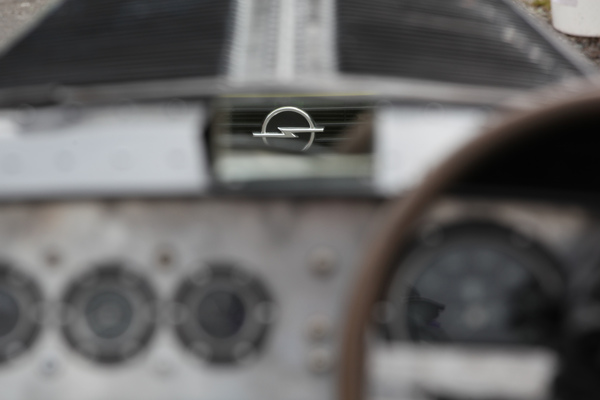 Das Opel-Zeichen im Rückspiegel des Rally NCP - Bergrennen Bernina Gran Turismo 2017