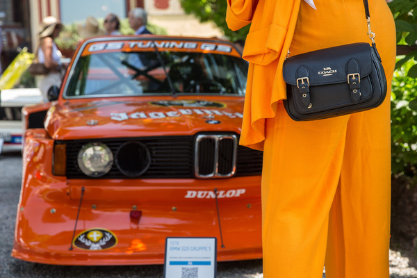 Das Orange der Hose ist ein wenig zu hell für den Gruppe-5-BMW
