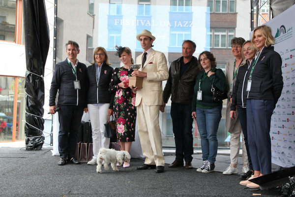 Bild Das Paar in der Mitte wurde zur "best dressed" Besatzung gekürt - Concorso d'Eleganza - British Classic Car Meeting 2019