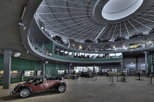 Bild: Das Pantheon Basel - Forum für Oldtimer - ist Zentrum der Aktivitäten rund um Basel am RAID Suisse-Paris 2013