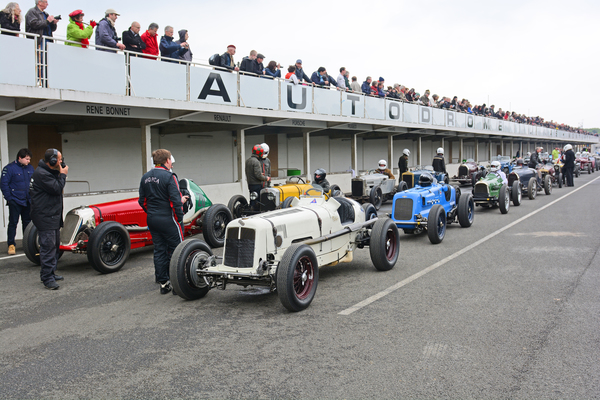 Das Plateau E stellt sich für den Start auf - 4. Montlhéry Vintage Revival 2017