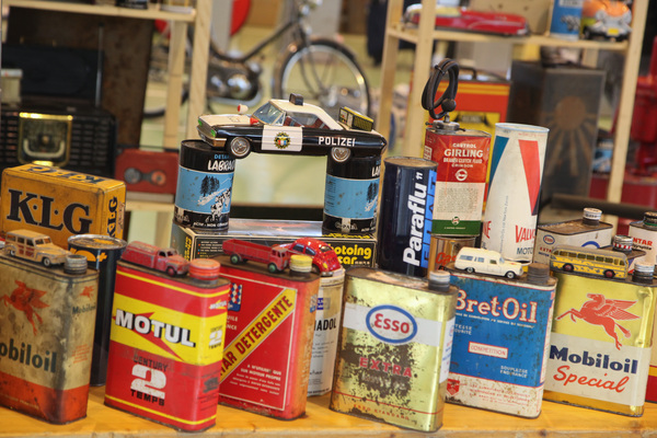 Das Polizeiauto als Modell und die Ölkannen - Oldtimer- und Teilemarkt Winterthur 12./13. November 2016