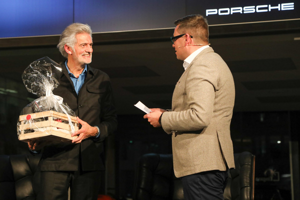 Das Porsche Classic Zentrum Zürich-Schlieren bedankt sich beim Künstler Alfredo Häberli