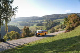 Das Postauto in der malerischen Landschaft - Memorial Bergrennen Opfertshofen "Rendezvous am Kleinen Klausen" 2021