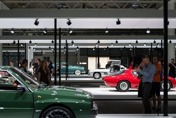 Das Publikum betrachtet die ausgestellten Autos, darunter der Abarth Serie II 2000 Periscopio von 1968 (rechts) - Grand Basel 2018