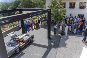 Das Publikum bewundert am Concours of Elegance Germany 2024 einen Mercedes-Benz 300 SL