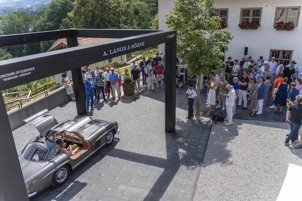 Image: The audience admires a Mercedes-Benz 300 SL at the Concours of Elegance Germany 2024