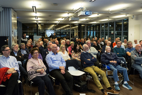 Das Publikum horcht gebannt auf Neerpaschs Worte (Dritter von links ist Uwe Neerpasch, Fünfter von Links ist Hans Herrmann) Das Publikum horcht gebannt auf Neerpaschs Worte (Dritter von links ist Uwe Neerpasch, Fünfter von Links ist Hans Herrmann)