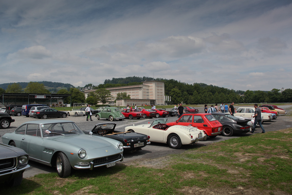 Bild: Das Publikum reiste dank des schönen Wetters im Oldtimer an - Swiss Classic World 2014