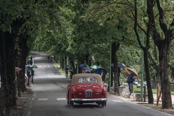 Das Publikum schaut unter Schirmen zu - Mille Miglia 2016