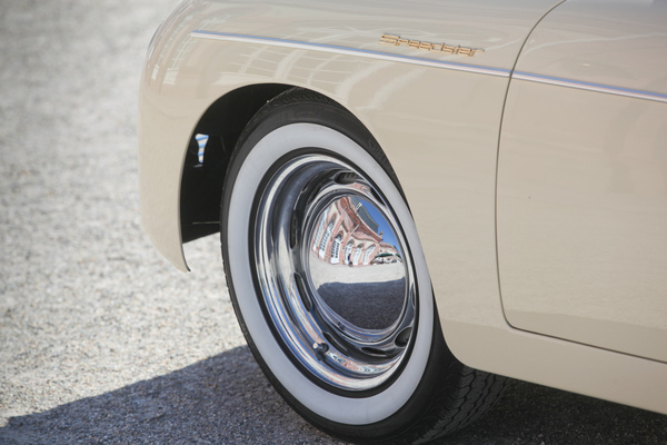 Das Schloss spiegelt sich in der Radkappe des Porsche 356 Speedsters - Classic-Gala Schwetzingen 2021
