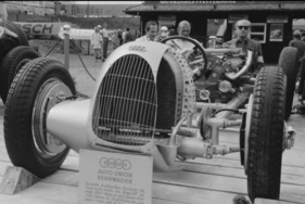 Das Schnittmodell 1952 im Fahrerlager des Nürburgrings hatte – wie auf diesem Foto zu erkennen ist - die verkleidete Vorderachse Das Schnittmodell 1952 im Fahrerlager des Nürburgrings hatte – wie auf diesem Foto zu erkennen ist - die verkleidete Vorderachse