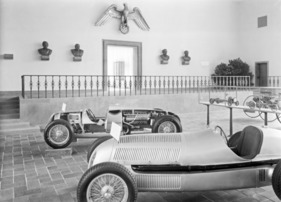 Das Schnittmodell des Auto Union Grand Prix-Wagens als Beispiel für Innovation im Rennwagenbau, im Vordergrund der konventionelle Frontmotor Rennwagen W25 von Mercedes Das Schnittmodell des Auto Union Grand Prix-Wagens als Beispiel für Innovation im Rennwagenbau, im Vordergrund der konventionelle Frontmotor Rennwagen W25 von Mercedes