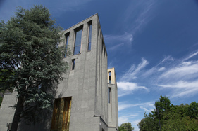 Das Schroffe soll an die Felsklippen und die Festung erinnern - Museum Art & Cars in Singen Das Schroffe soll an die Felsklippen und die Festung erinnern - Museum Art & Cars in Singen