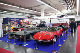 Das Showcar von General Motors und davor ein Maserati Indy und ein Lamborghini Espada - gesehen an der Techno Classica 2016