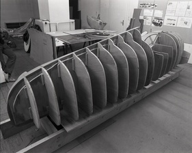 Das Spantenmodell in der Werkstatt von Rolf Bunte, im Hintergrund die Fotowand