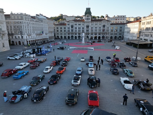 Das Starterfeld auf der Piazza dell’Unità d’Italia in Triest – Coppa delle Alpi 2024