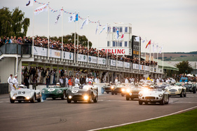 Das Startfeld in vollem Gange mit dem künftigen Sieger ganz links im Bild - Cooper-Jaguar T33 (1954) - Freddie March Memorial Trophy - Goodwood Revival 2015
