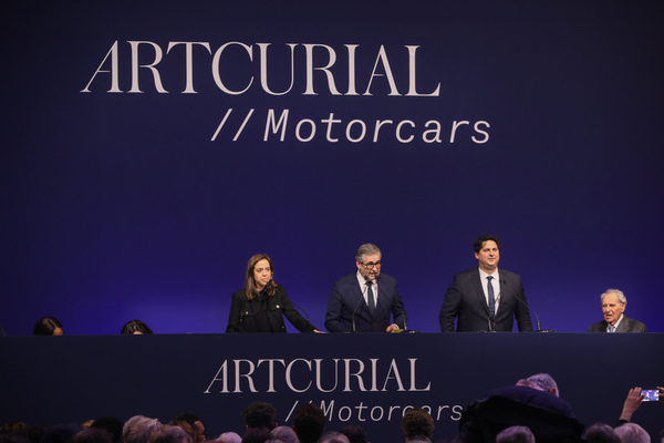 Das Team ist bereit für die Versteigerung, rechts Hervé Poulain – Artcurial-Versteigerung – Rétromobile Paris 2025