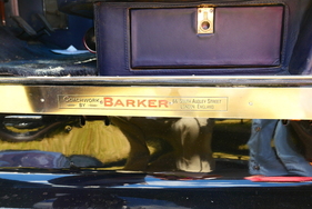 Das Typenschild des Karosseriebauers findet sich üblicherweise in der geöffneten Tür, hier ist es Barker aus London, der sehr viele frühe Rolls-Royce eingekleidet hat Das Typenschild des Karosseriebauers findet sich üblicherweise in der geöffneten Tür, hier ist es Barker aus London, der sehr viele frühe Rolls-Royce eingekleidet hat