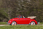 Bild: Das VW Käfer Cabriolet der Sechzigerjahre im Frühling