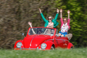 Das VW Käfer Cabriolet der Sechzigerjahre im Frühling