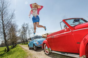 Das VW Käfer Cabriolet der Sechzigerjahre im Frühling