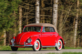 Das VW Käfer Cabriolet der Sechzigerjahre im Frühling